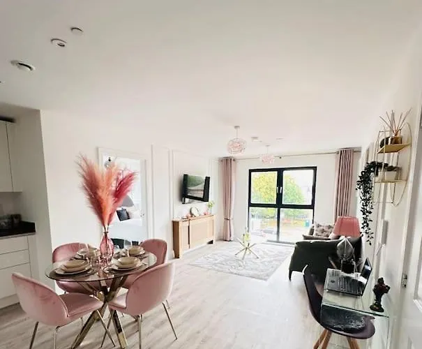 Central Derby Urban 2 Bedroom Flat - An Oasis Of Elegance! Free Parking And Wifi Suitable For Families And Professionals