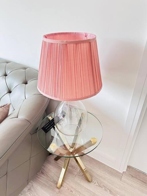 Apartamento Urban 2 Bedroom Flat - An Oasis Of Elegance! Free Parking And Wifi Suitable For Families And Professionals