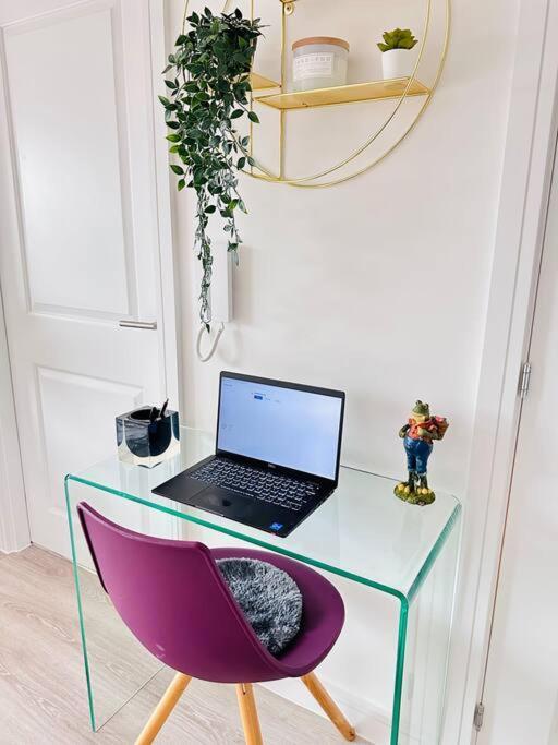 Urban 2 Bedroom Flat - An Oasis Of Elegance! Free Parking And Wifi Suitable For Families And Professionals
