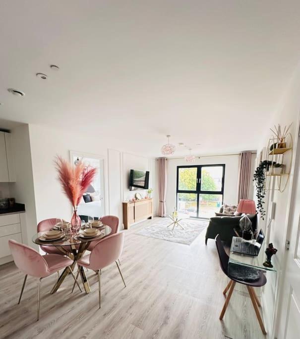 Urban 2 Bedroom Flat - An Oasis Of Elegance! Free Parking And Wifi Suitable For Families And Professionals * Derby