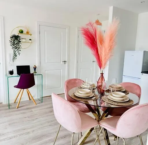 Central Derby Urban 2 Bedroom Flat - An Oasis Of Elegance! Free Parking And Wifi Suitable For Families And Professionals