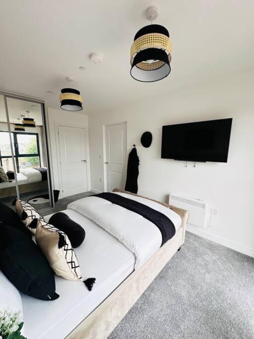 Urban 2 Bedroom Flat - An Oasis Of Elegance! Free Parking And Wifi Suitable For Families And Professionals Apartment *
