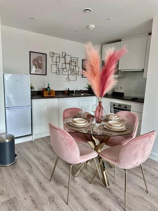 Urban 2 Bedroom Flat - An Oasis Of Elegance! Free Parking And Wifi Suitable For Families And Professionals