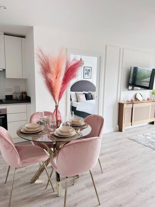 Urban 2 Bedroom Flat - An Oasis Of Elegance! Free Parking And Wifi Suitable For Families And Professionals * Derby