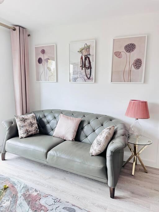 Apartment Urban 2 Bedroom Flat - An Oasis Of Elegance! Free Parking And Wifi Suitable For Families And Professionals