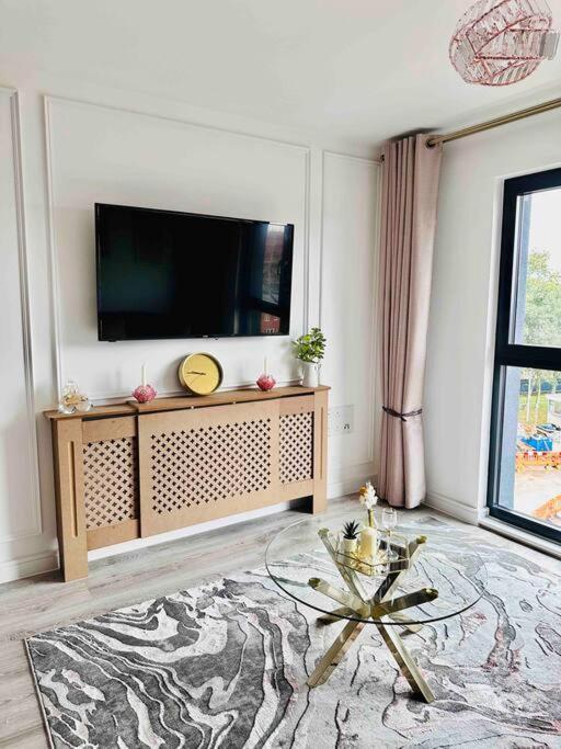 Urban 2 Bedroom Flat - An Oasis Of Elegance! Free Parking And Wifi Suitable For Families And Professionals Apartment *